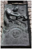 Über dem Eingang des Turmes befindet sich eine große Bronzeplatte mit der Darstellung eines Schlangenkämpfers und dem Haupt des Monarchen.