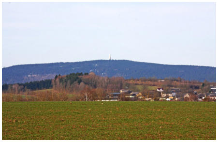 Blick auf den Schneeberg mit seinem markanten Funkturm