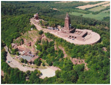 Luftbild auf die Anlage des Küffhäuserdenkmals