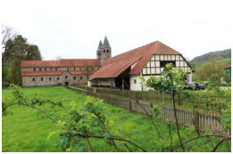 Am Kloster Bursfelde startet die Wandertour in den Bramwald