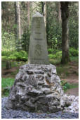 Der Obeliskie hat drei Seiten auf denen die Namen der hier entspringenden Gewässer zu lesen sind